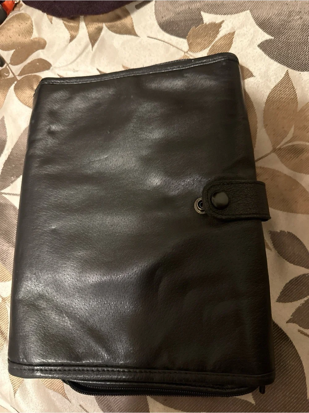 Inspirio heavy-duty polyurethane/vinyl trifold Bible organizer cover.